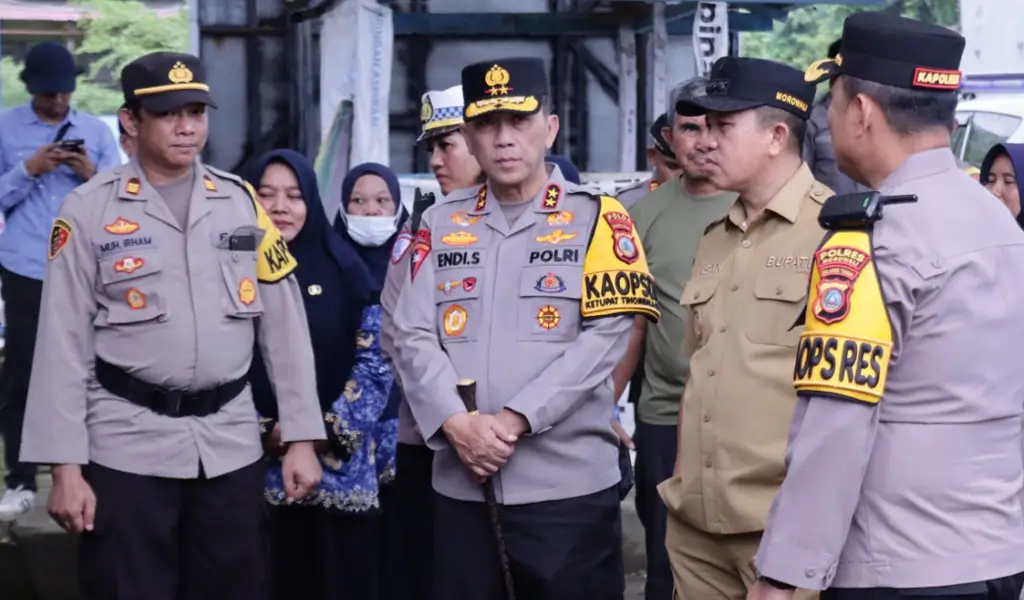 Kapolda Sulteng, Irjen Pol Endi Sutendi (kedua (kiri) saat mengecek Pos Terpadu Ops Ketupat Tinombala 2026 di Morowali, Selasa (17/3/2026). (©Humas Polda Sulteng)