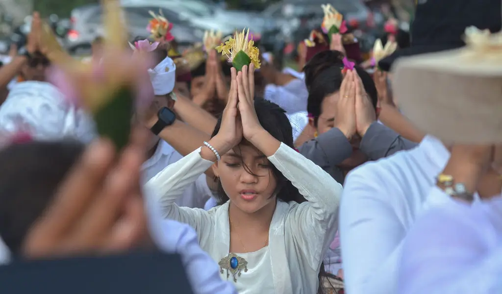 Umat Hindu khusyuk mengikuti upacara persembahyangan Melasti di Pura Melasti, Pantai Dupa, Palu, Selasa (17/3/2026). (©bmzIMAGES/Basri Marzuki)