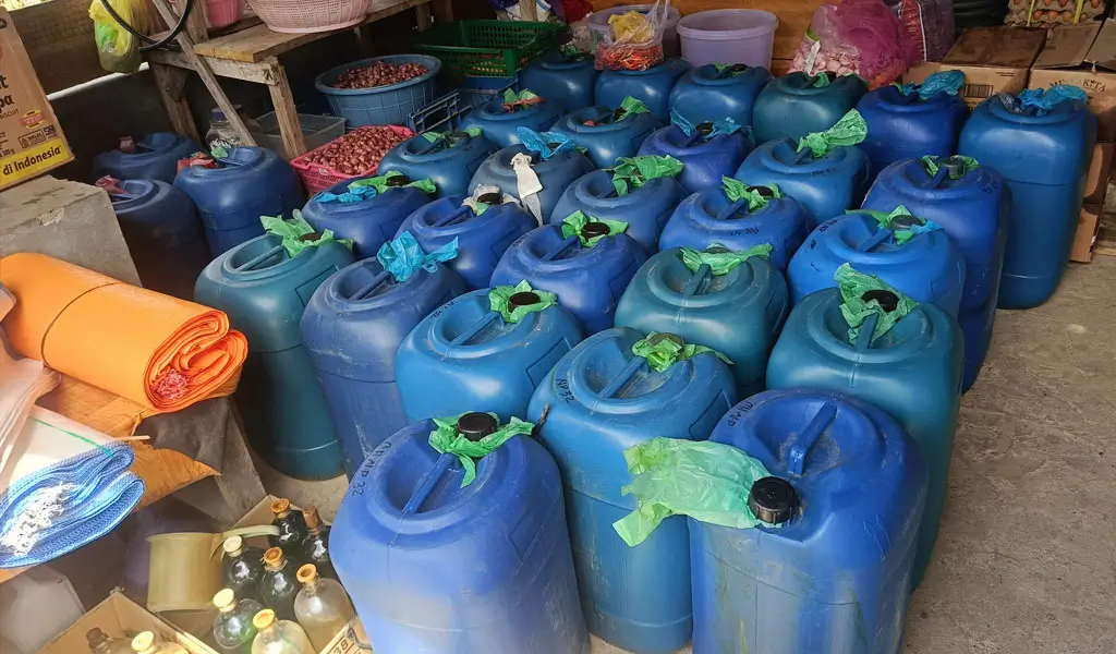 Barang bukti jeriken berisi pertalite yang diamankan aparat Polres Poso, Kamis (9/4/2026). (©Humas Polres Poso