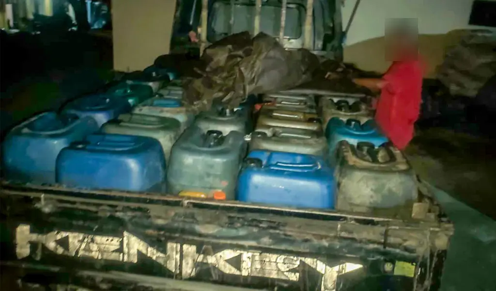 Barang bukti 34 jeriken solar yang diamankan aparat di Donggala, Rabu (8/4/2026). (©Humas Polda Sulteng)