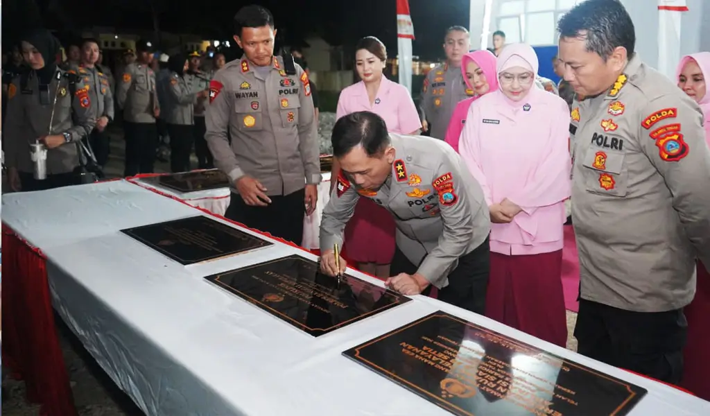 Kapolda Sulteng Irjen Pol Endi Sutendi meneken prasasti pada peresmian SPPG Polres Banggai, di Luwuk, Selasa (7/4/2026). (©Humas Polda Sulteng)